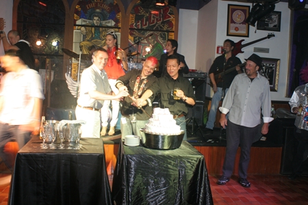 General Manager Juan Carlos Smith (center) and honored guests cut the anniversary cake.